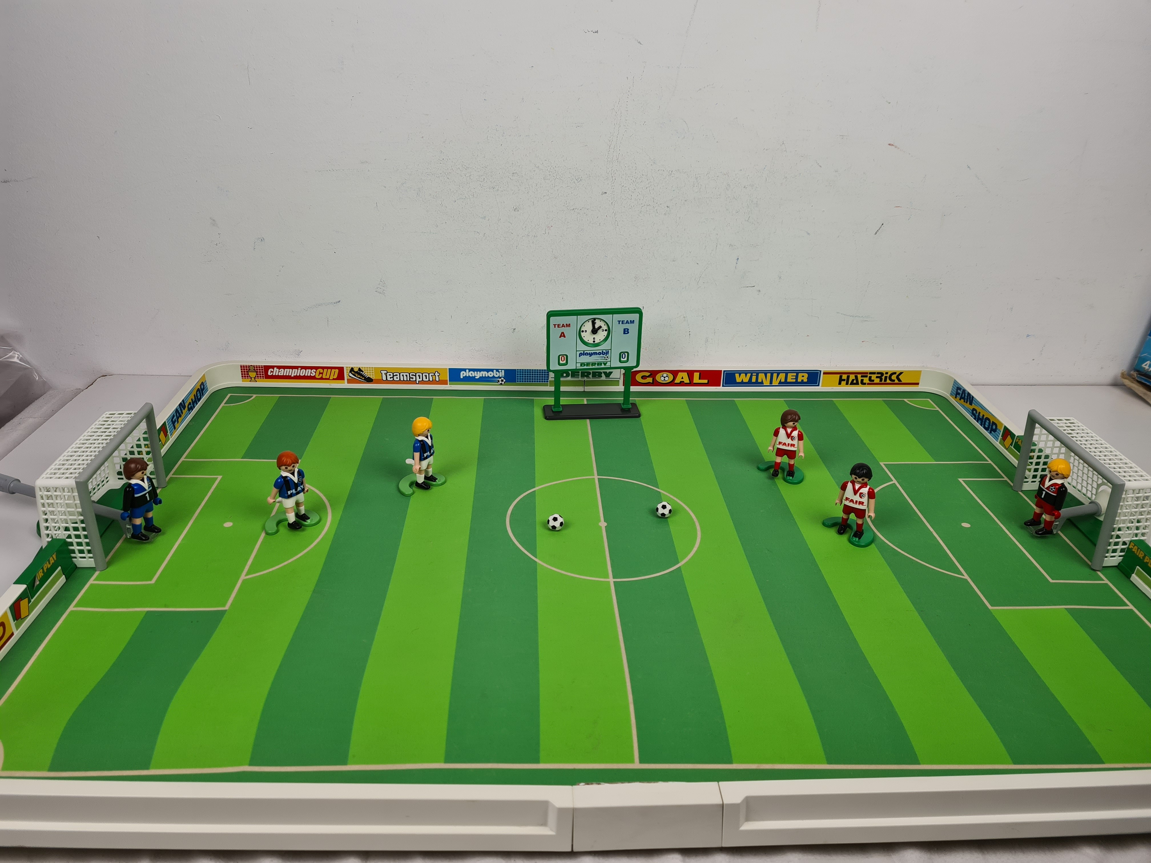Voir photo 2 de Playmobil - 4700 Terrain de football avec joueurs - 5 ans + Playmobil - 4700 Terrain de football avec joueurs - 5 ans + État correct - Vue 2 -